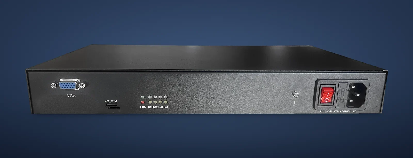 Foto reale del retro della box IA-N su sfondo neutro: uscita VGA, alloggiamenti SIM, LED F_LED e da LAN1 a LAN4, morsetto di terra, interruttore e presa di alimentazione.
