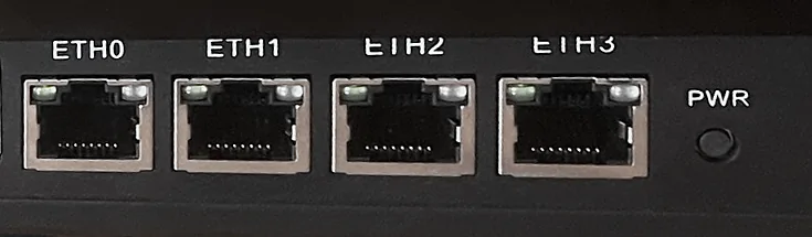 Primo piano reale delle quattro porte di rete RJ45 da ETH0 a ETH3 e del pulsante di accensione della box IA-N.